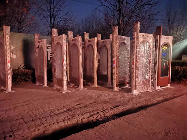 3月10日晚，又一批街道指示牌裝車(chē)發(fā)貨