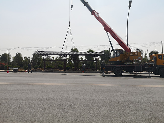 大型仿古候車亭開始安裝